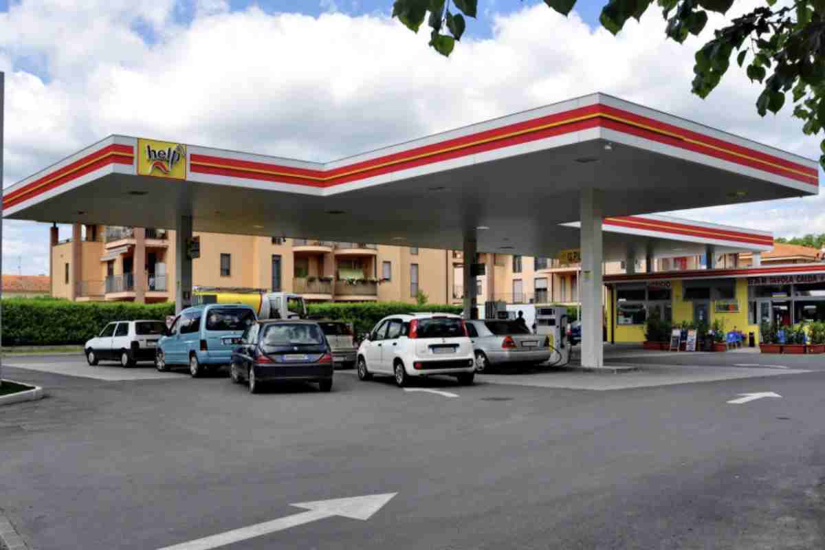 Un altro elemento rilevante riguarda la distribuzione dei prezzi sul territorio. Il calo non è uniforme: lungo la rete autostradale